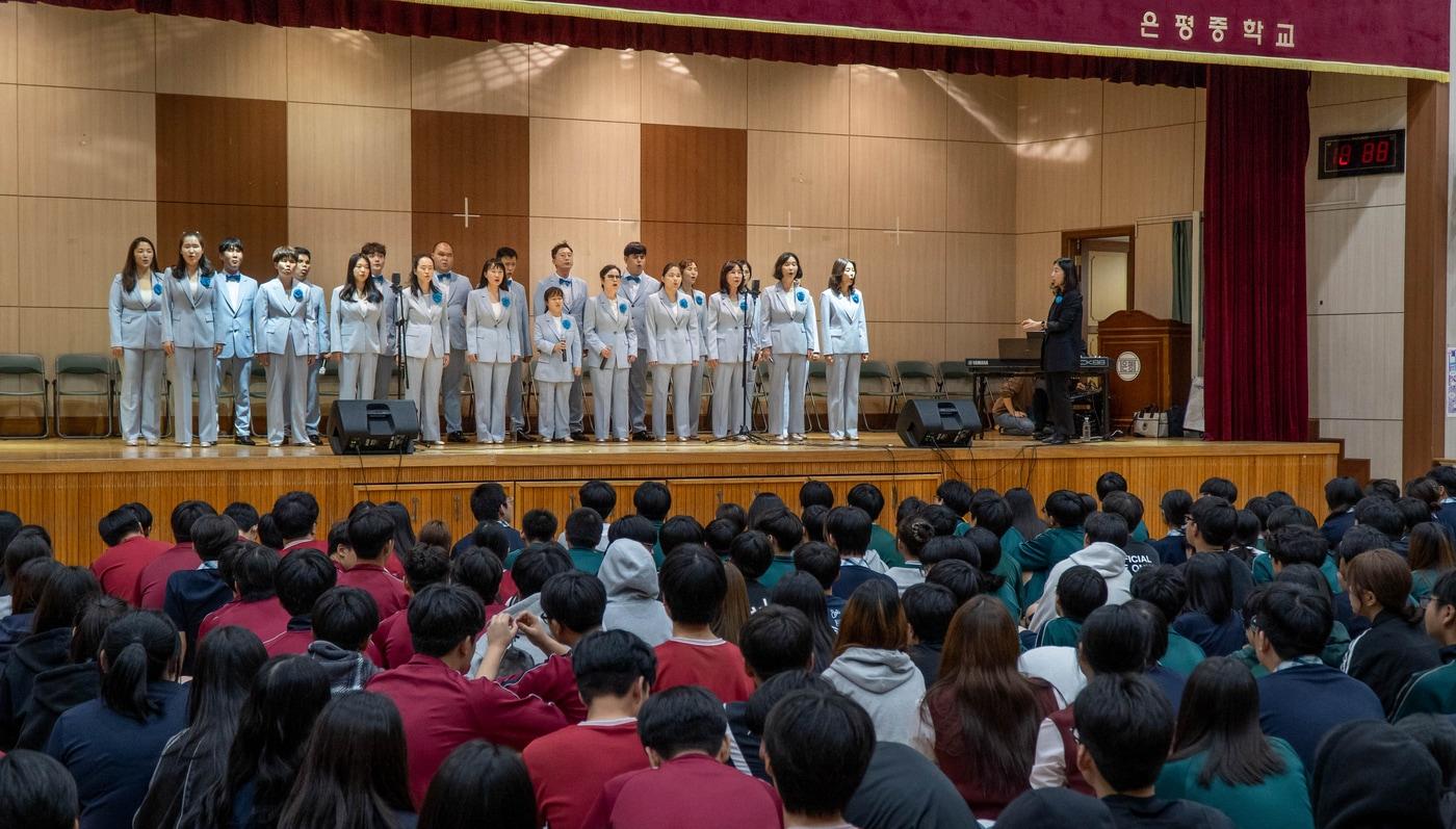 본문 이미지 -  코웨이 물빛합창단이 서울 은평중학교에서 학생들을 대상으로 합창 공연을 선보이고 있다. (코웨이 제공)