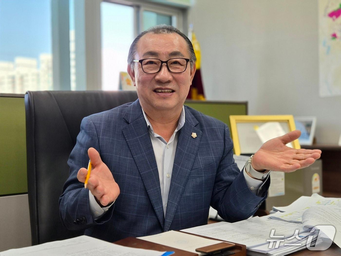 본문 이미지 - 김원일 부산 기장군의회 의장이 뉴스1과 인터뷰 하고 있다. 2026.10.6/뉴스1 ⓒ News1 임순택 기자