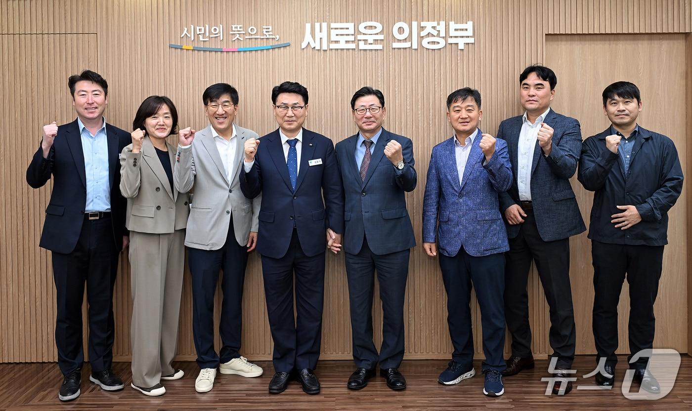 본문 이미지 - 김원기 의정부시장과 김능식 경기경제자유구역청장 등 관계자들이 의정부시청 시장실에서 경제자유구역 지정 추진 관련 협력 방안을 논의했다. (의정부시 제공. 재판매 및 DB 금지)