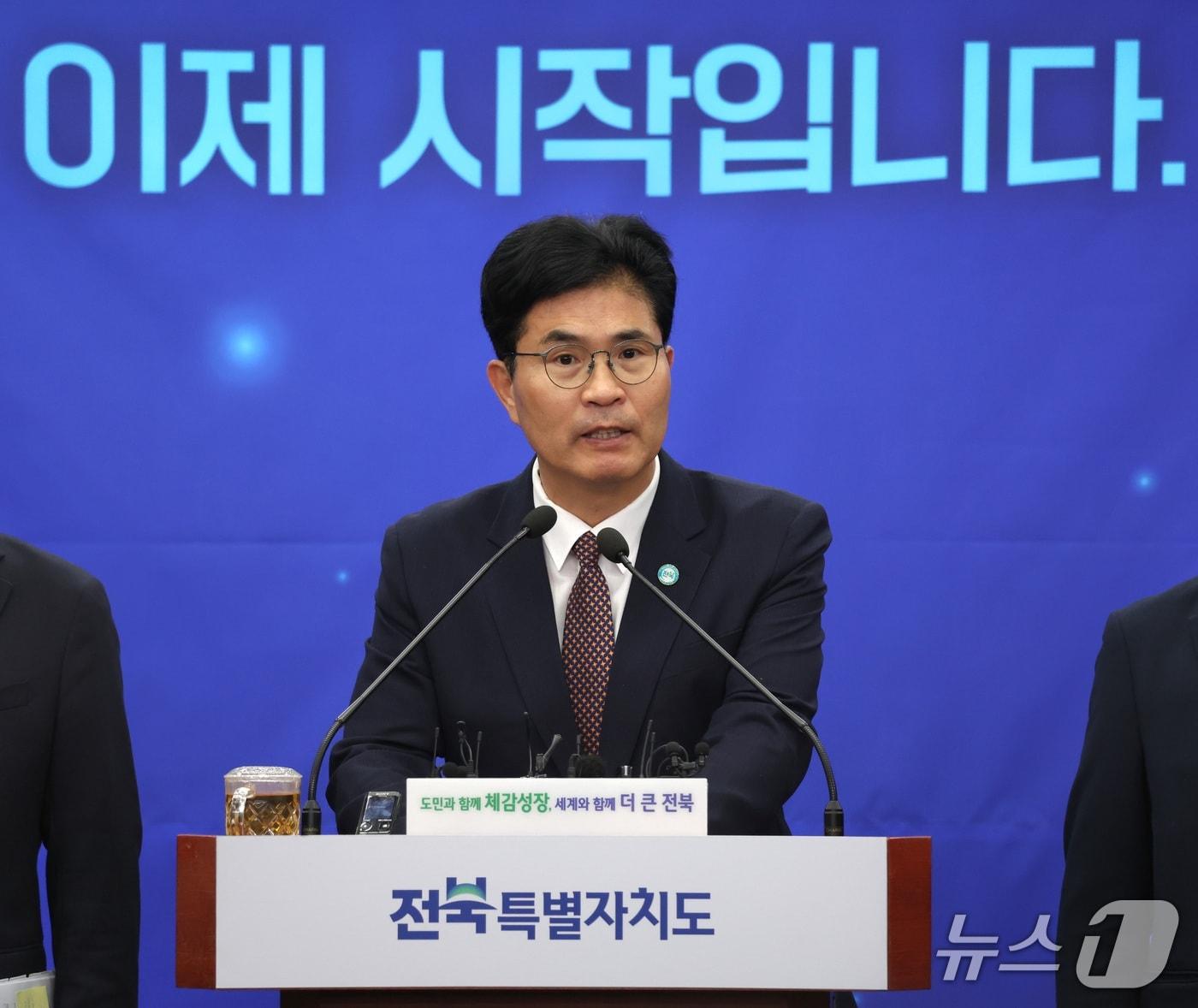 본문 이미지 - 이원택 전북특별자치도지사가 6일 전북 전주시 전북특별자치도청에서 민선9기 출범 100일 기자회견을 열고 도정 핵심 성과 및 향후 도정 운영방향을 밝히고 있다. 2026.10.6 ⓒ 뉴스1 유경석 기자