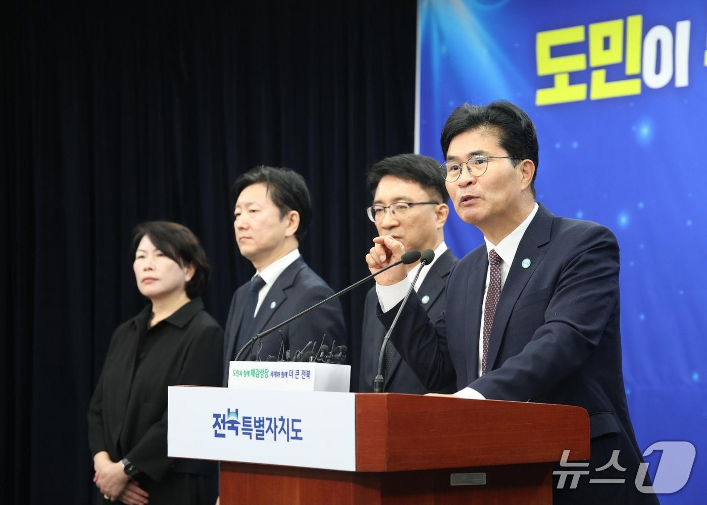 본문 이미지 - 이원택 전북특별자치도지사가 6일 전북 전주시 전북특별자치도청에서 민선9기 출범 100일 기자회견을 열고 도정 핵심 성과 및 향후 도정 운영방향을 밝히고 있다. 2026.10.6 ⓒ 뉴스1 유경석 기자