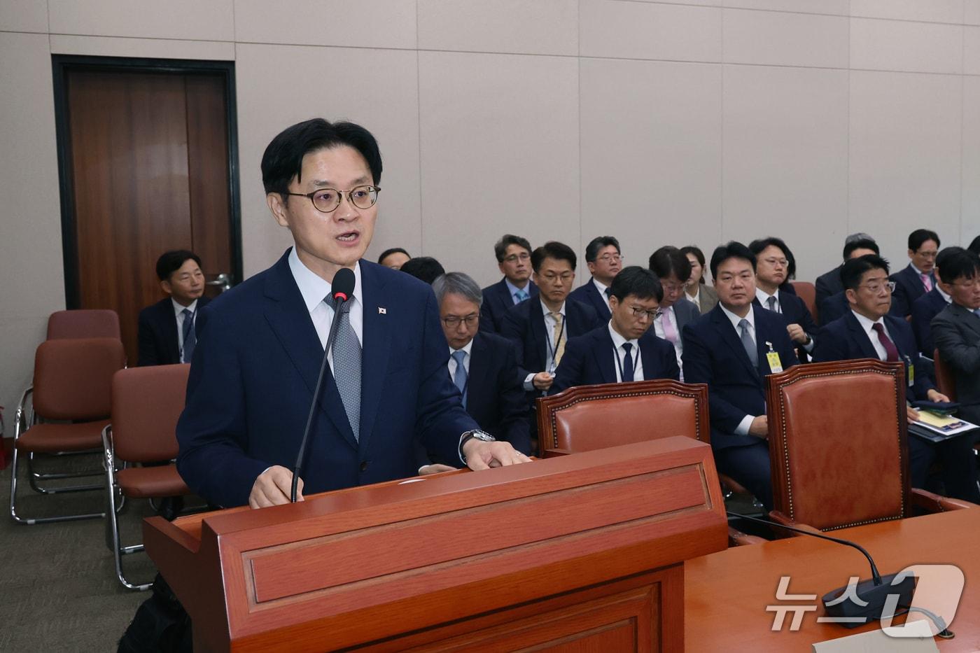 본문 이미지 - 김정관 산업통상부 장관이 6일 오전 서울 여의도 국회 산업통상자원중소벤처기업위원회에서 열린 산업부에 대한 국정감사에서 업무보고를 하고 있다. 2026.10.6 ⓒ 뉴스1 황기선 기자
