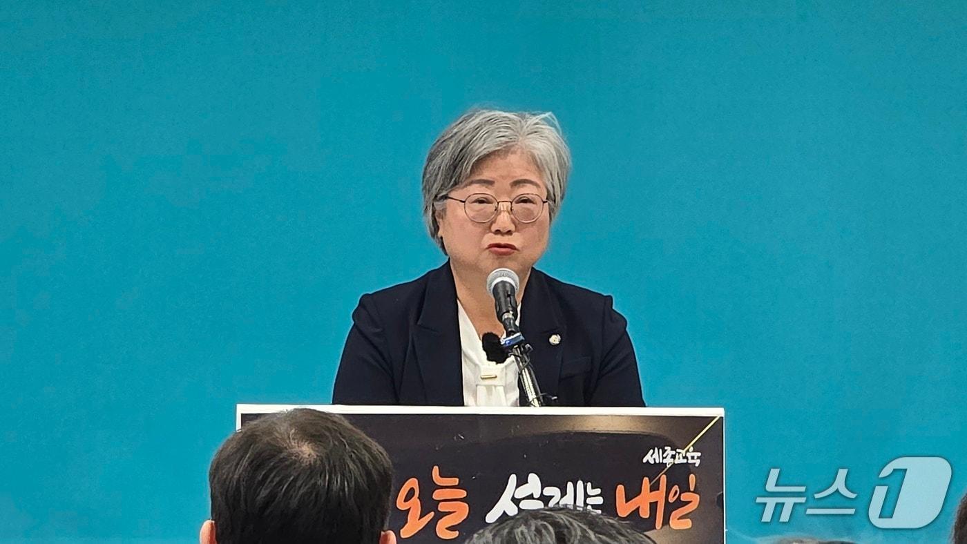 본문 이미지 - 6일 오전 세종교육청 4층 대회의실에서 취임 100일을 앞두고 기자간담회하는 강미애 세종시교육감..2026.10.6/뉴스1