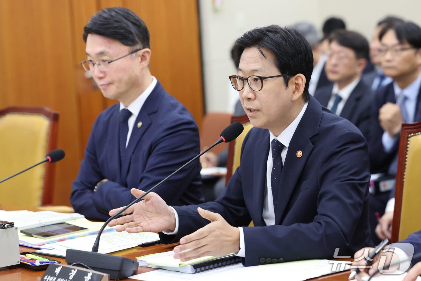 본문 이미지 - 배경훈 부총리 겸 과학기술정보통신부 장관이 6일 서울 여의도 국회 과학기술정보방송통신위원회에서 열린 과기부 등에 대한 국정감사에서 의원 질의에 답하고 있다. 2026.10.6 ⓒ 뉴스1 황기선 기자