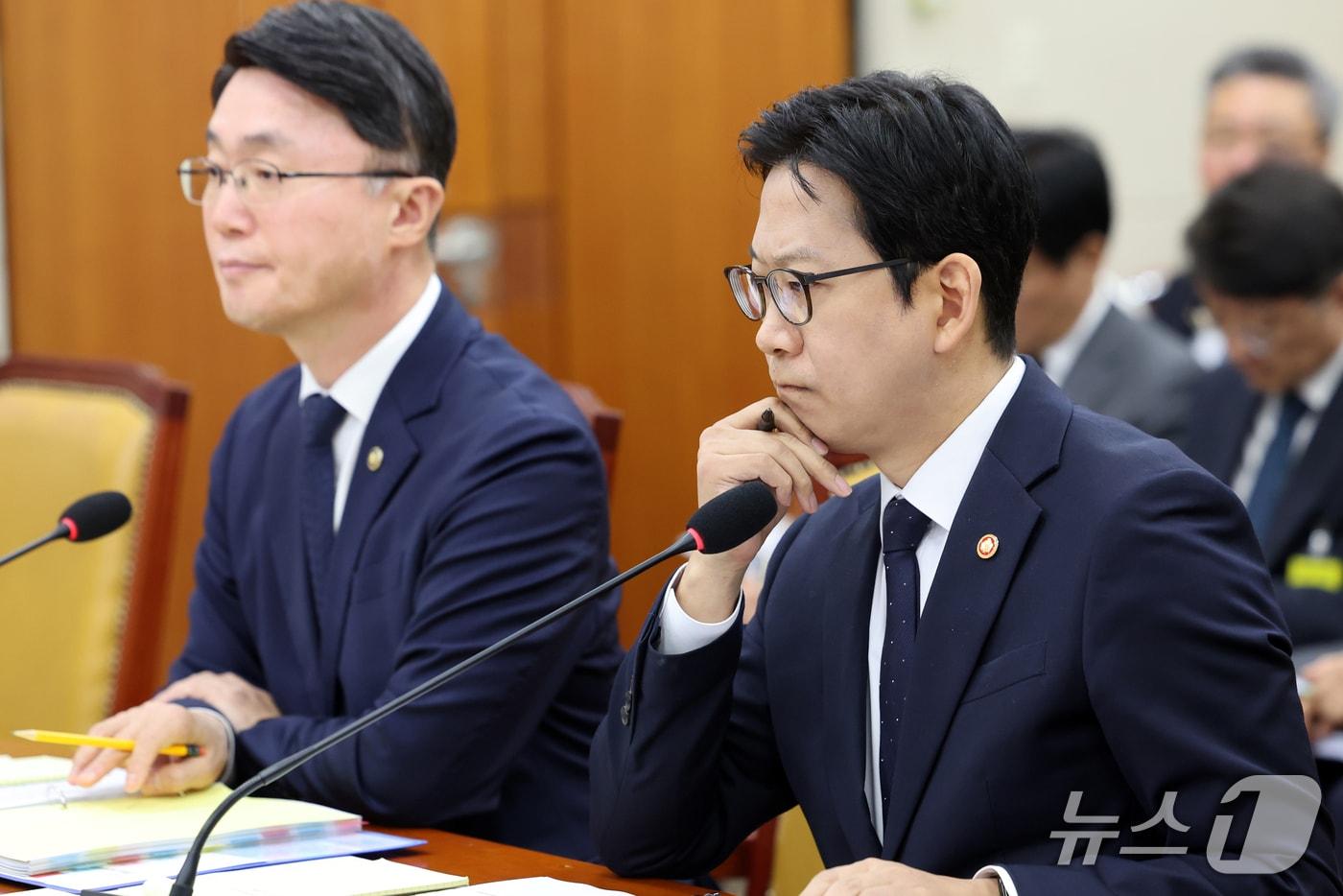 본문 이미지 - 배경훈 부총리 겸 과학기술정보통신부 장관이 6일 서울 여의도 국회 과학기술정보방송통신위원회에서 열린 과기부 등에 대한 국정감사에서 생각에 잠겨 있다. 2026.10.6 ⓒ 뉴스1 황기선 기자