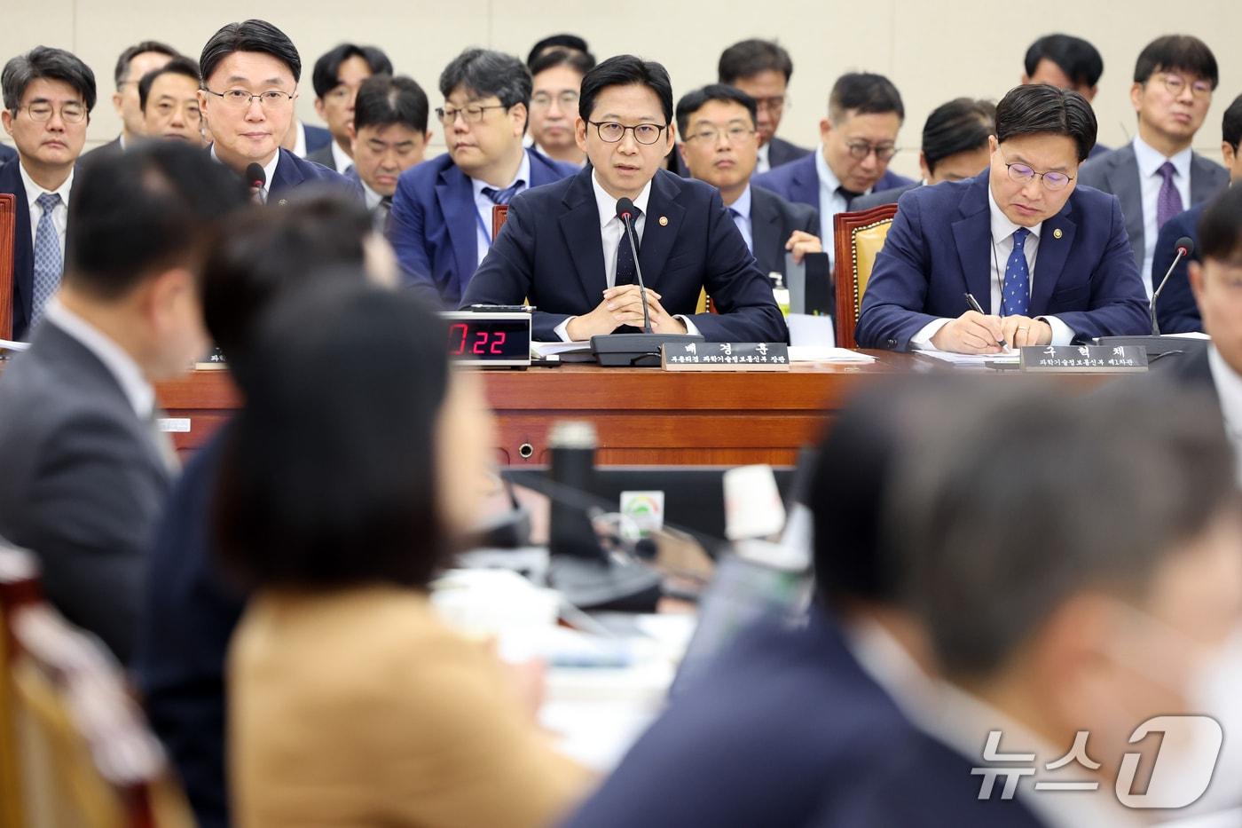 본문 이미지 - 배경훈 부총리 겸 과학기술정보통신부 장관이 6일 서울 여의도 국회 과학기술정보방송통신위원회에서 열린 과기부 등에 대한 국정감사에서 의원 질의에 답하고 있다. 2026.10.6 ⓒ 뉴스1 황기선 기자