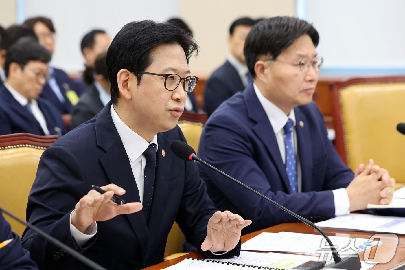 본문 이미지 - 배경훈 부총리 겸 과학기술정보통신부 장관이 6일 서울 여의도 국회 과학기술정보방송통신위원회에서 열린 과기부 등에 대한 국정감사에서 의원 질의에 답하고 있다. 2026.10.6 ⓒ 뉴스1 황기선 기자