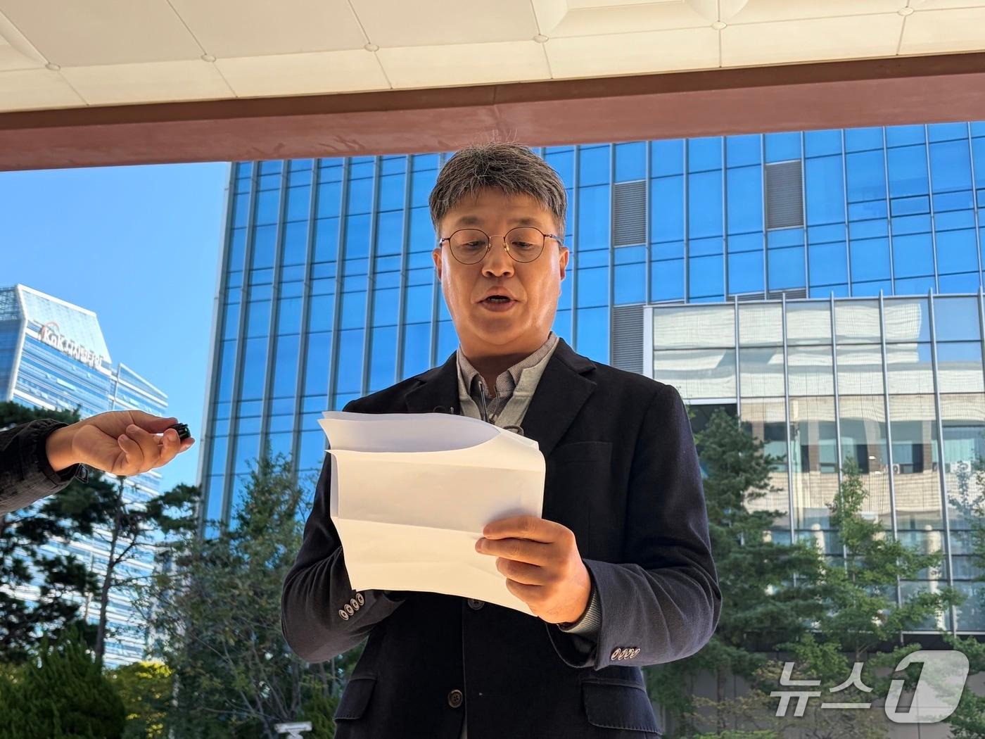 본문 이미지 - 김민석 더불어민주당 대표를 개인정보보호법 위반과 정보통신망법상 명예훼손 등 혐의로 고소한 '시사타파TV' 운영자 이종원 씨가 6일 서울 영등포경찰서에 출석해 발언하고 있다. 2026.10.6 ⓒ 뉴스1 안소연 기자