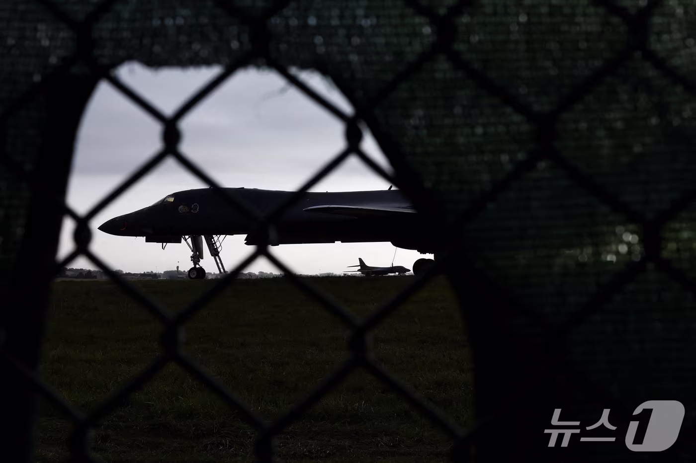 본문 이미지 - 영국 페어포드 공군기지 미 B-1B 폭격기 ⓒ 로이터=뉴스1