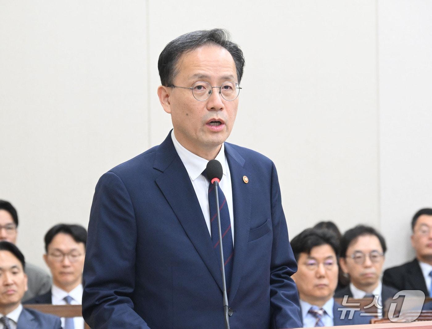 본문 이미지 - 이형일 부총리 겸 재정경제부 장관이 6일 서울 영등포구 국회의사당에서 열린 '2026년 재정경제부 국정감사'에서 인사말을 하고 있다. (재정경제부 제공. 재판매 및 DB 금지) 2026.10.6 ⓒ 뉴스1