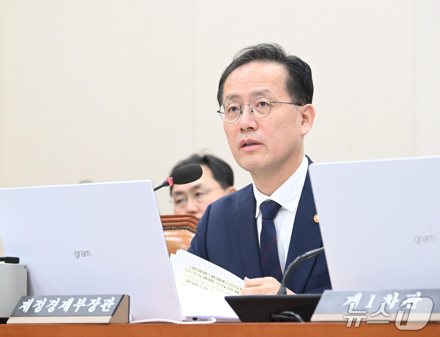 본문 이미지 - 이형일 부총리 겸 재정경제부 장관이 6일 서울 여의도 국회에서 열린 '2026년 재정경제부 국정감사'에서 의원질의에 답변하고 있다. (재정경제부 제공. 재판매 및 DB 금지) 2026.10.6 ⓒ 뉴스1