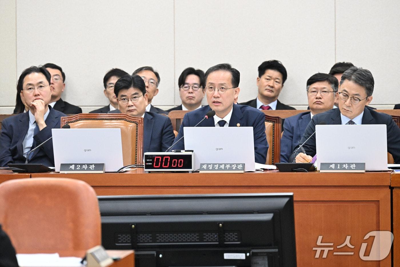 본문 이미지 - 이형일 부총리 겸 재정경제부 장관이 6일 서울 여의도 국회에서 열린 '2026년 재정경제부 국정감사'에서 의원질의에 답변하고 있다. (재정경제부 제공. 재판매 및 DB 금지) 2026.10.6 ⓒ 뉴스1