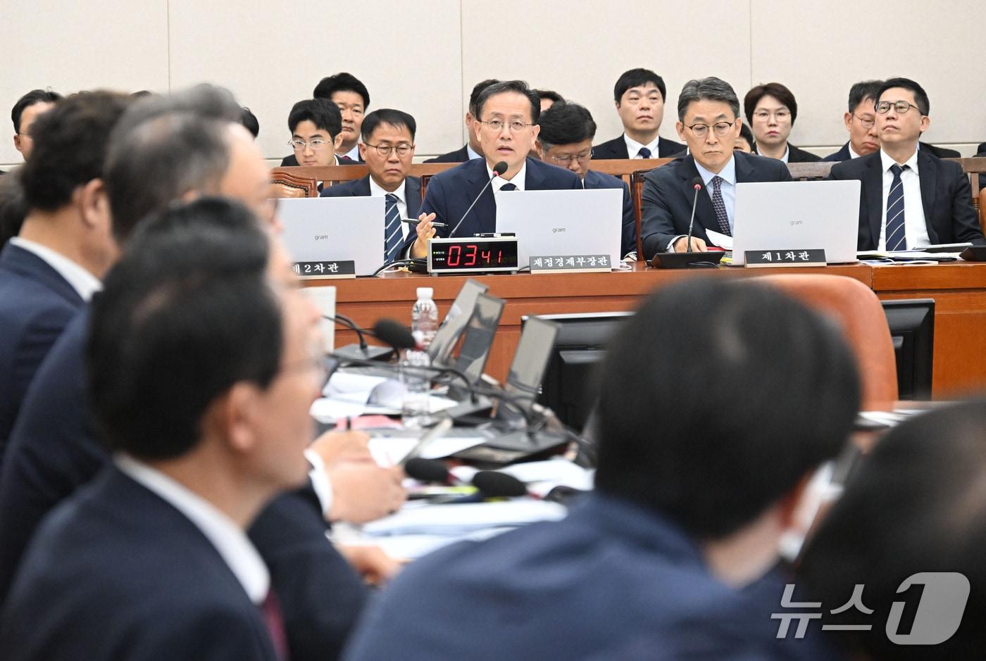 본문 이미지 - 이형일 부총리 겸 재정경제부 장관이 6일 서울 여의도 국회에서 열린 '2026년 재정경제부 국정감사'에서 의원질의에 답변하고 있다. (재정경제부 제공. 재판매 및 DB 금지) 2026.10.6 ⓒ 뉴스1
