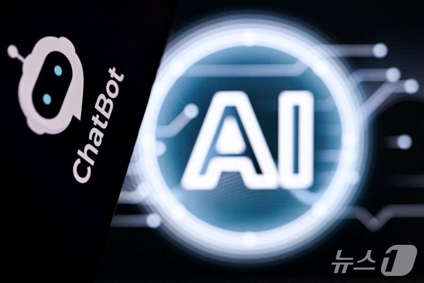 본문 이미지 - 인공지능을 뜻하는 'AI' 문자와 챗봇 앱 로고. 2026.5.13 ⓒ AFP=뉴스1