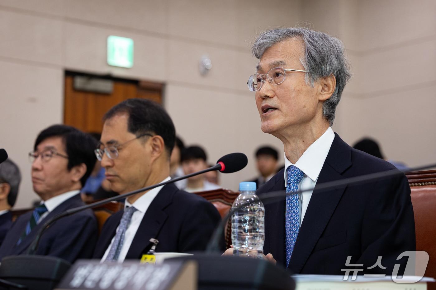 본문 이미지 - 조희대 대법원장이 6일 서울 여의도 국회에서 열린 법제사법위원회의 대법원 등에 대한 국정감사에 출석해 서영교 법사위원장의 질의에 답하고 있다. 2026.10.6 ⓒ 뉴스1 유승관 기자