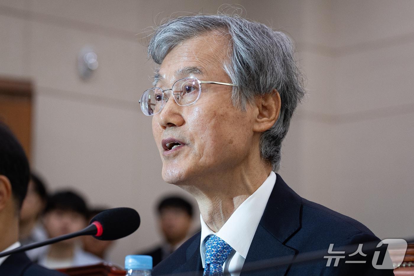 본문 이미지 - 조희대 대법원장이 6일 서울 여의도 국회에서 열린 법제사법위원회의 대법원 등에 대한 국정감사에 출석해 서영교 법사위원장의 질의에 답하고 있다. 2026.10.6 ⓒ 뉴스1 유승관 기자