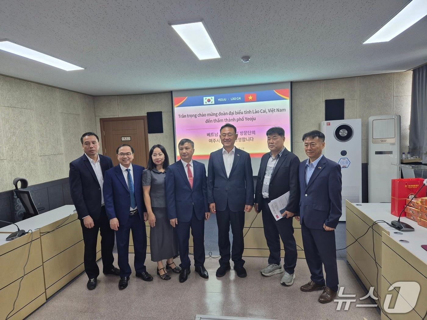 본문 이미지 -  이충우 경기 여주시장(오른쪽에서 세번째)과 베트남 라오까이성 내무국 대표단이 외국인 계절근로자 제도의 안정적 운영을 위한 논의를 진행한 뒤 기념사진을 찍고 있다.(여주시 제공. 재판매 및 DB 금지)/뉴스1