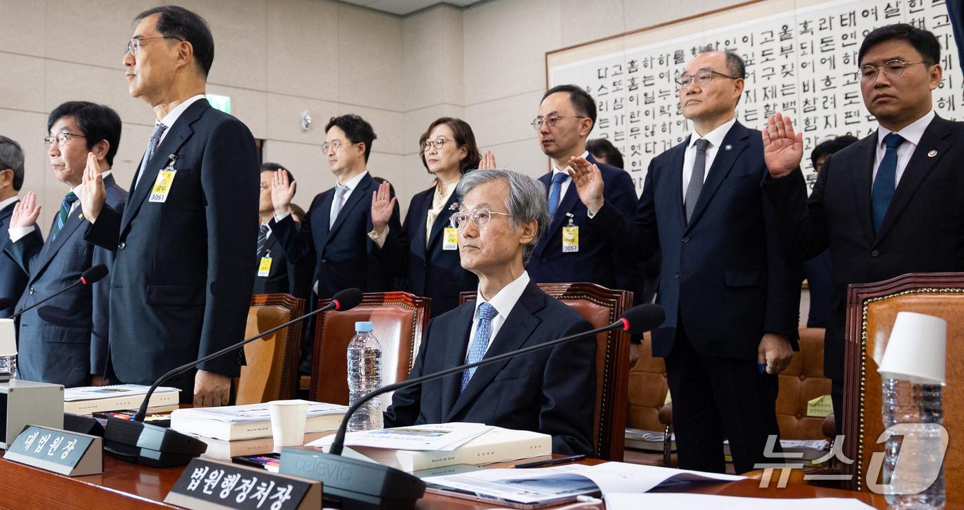 본문 이미지 - 조희대 대법원장이 6일 서울 여의도 국회에서 열린 법제사법위원회의 대법원 등에 대한 국정감사에 출석해 증인선서를 거부하고 자리에 앉아 있다. 2026.10.6 ⓒ 뉴스1 유승관 기자