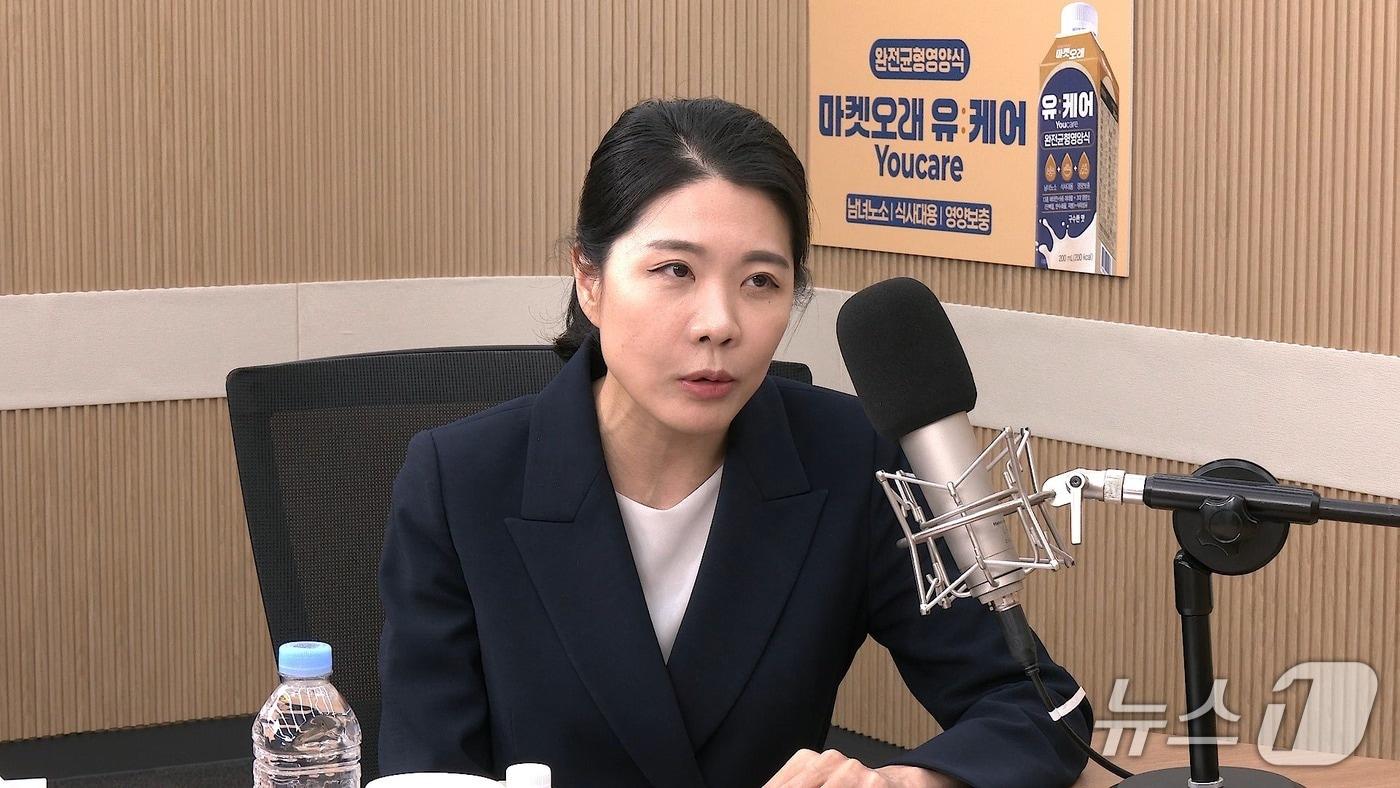 본문 이미지 - 신현영 더불어민주당 대변인이 뉴스1TV '팩트앤뷰'에 출연해 질문에 답하고 있다. 2026.10.6./뉴스1