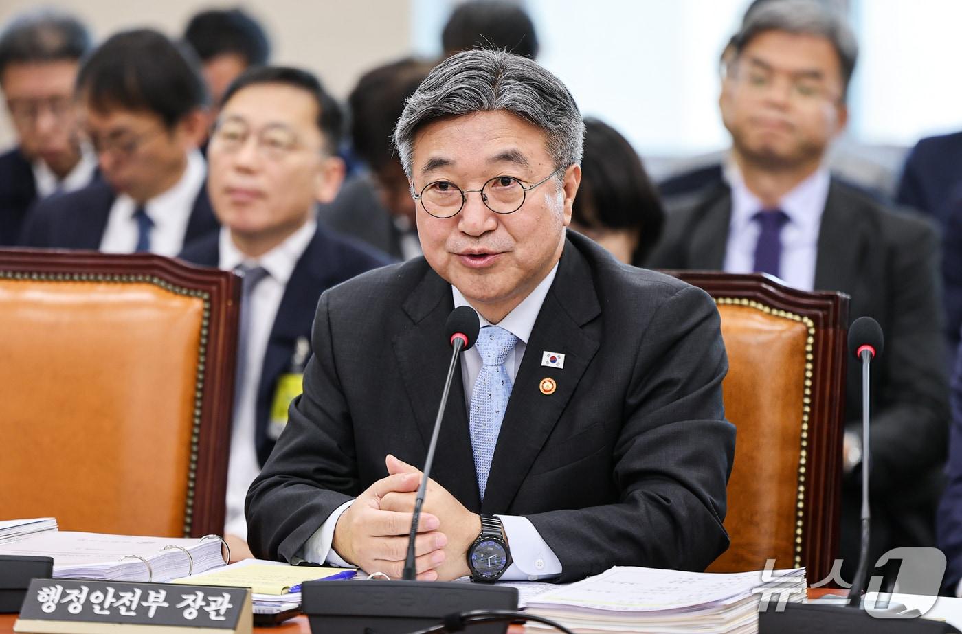 본문 이미지 - 윤호중 행정안전부 장관이 6일 서울 여의도 국회에서 열린 행정안전위원회 국정감사에서 의원 질의에 답하고 있다. ⓒ 뉴스1 김도우 기자