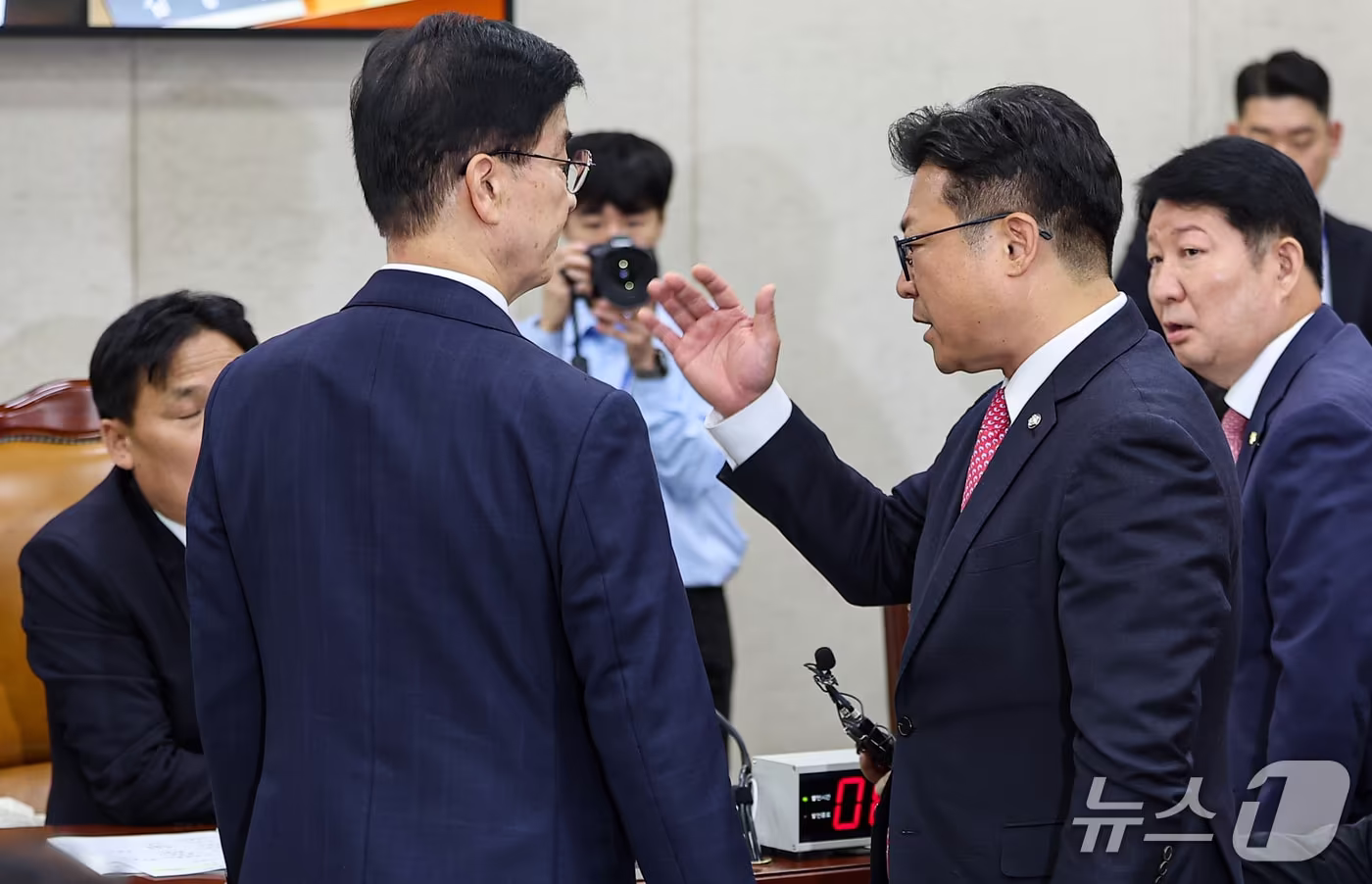 본문 이미지 - 6일 서울 여의도 국회에서 열린 행정안전위원회 국정감사에서 이해식 행안위 여당 간사와 강명구 행안위 야당 간사가 언쟁을 벌이고 있다. ⓒ 뉴스1 김도우 기자