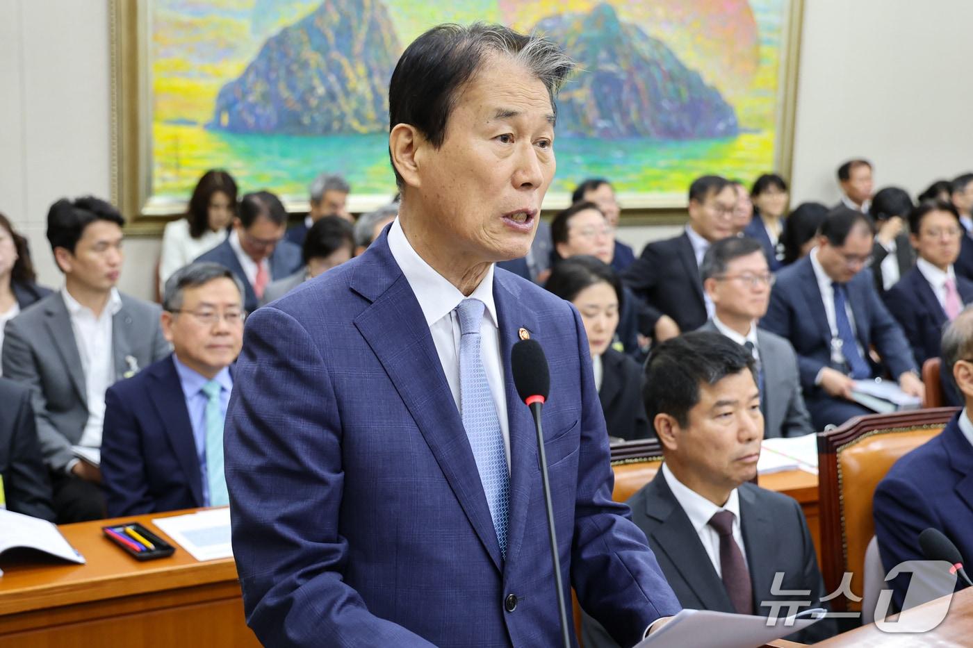 본문 이미지 - 권오을 국가보훈부 장관이 6일 서울 여의도 국회에서 열린 정무위원회 국정감사에서 인사말을 하고 있다. 2026.10.6 ⓒ 뉴스1 김도우 기자