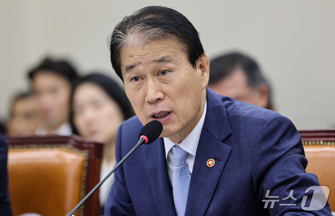 본문 이미지 - 권오을 국가보훈부 장관이 6일 서울 여의도 국회에서 열린 정무위원회 국정감사에서 의원 질의에 답하고 있다. ⓒ 뉴스1 김도우 기자
