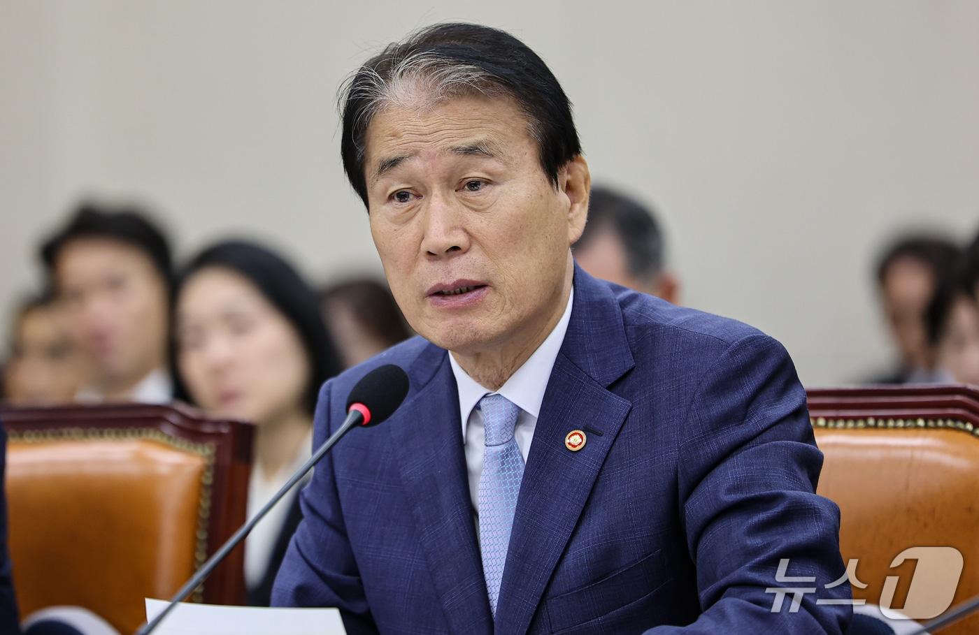 본문 이미지 - 권오을 국가보훈부 장관이 6일 서울 여의도 국회에서 열린 정무위원회 국정감사에서 의원 질의에 답하고 있다. 2026.10.6 ⓒ 뉴스1 김도우 기자