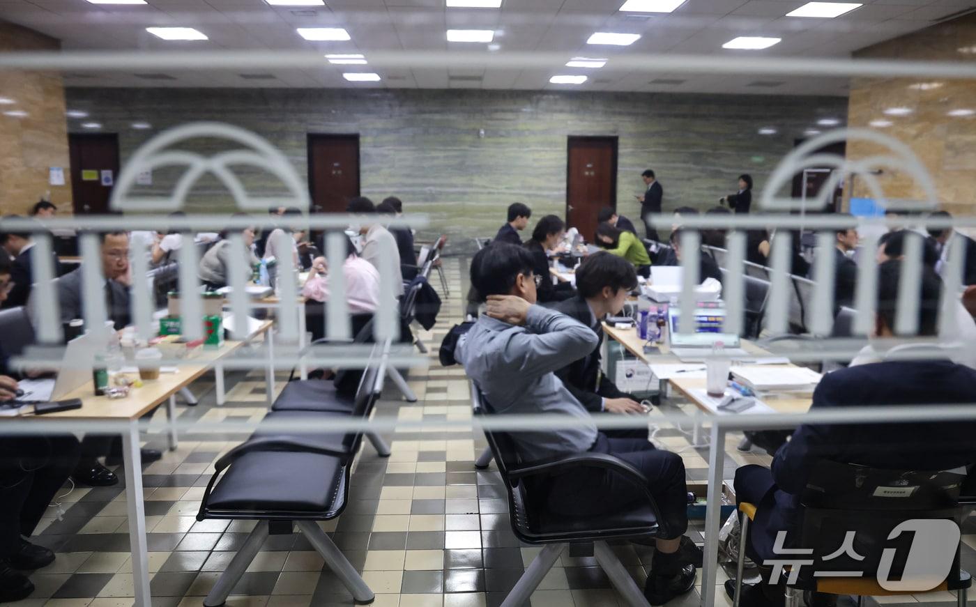 본문 이미지 - 2026년도 국회 국정감사가 시작된 6일 서울 여의도 국회 피감기관 대기실에 직원들이 대기하고 있다. 2026.10.6 ⓒ 뉴스1 김도우 기자
