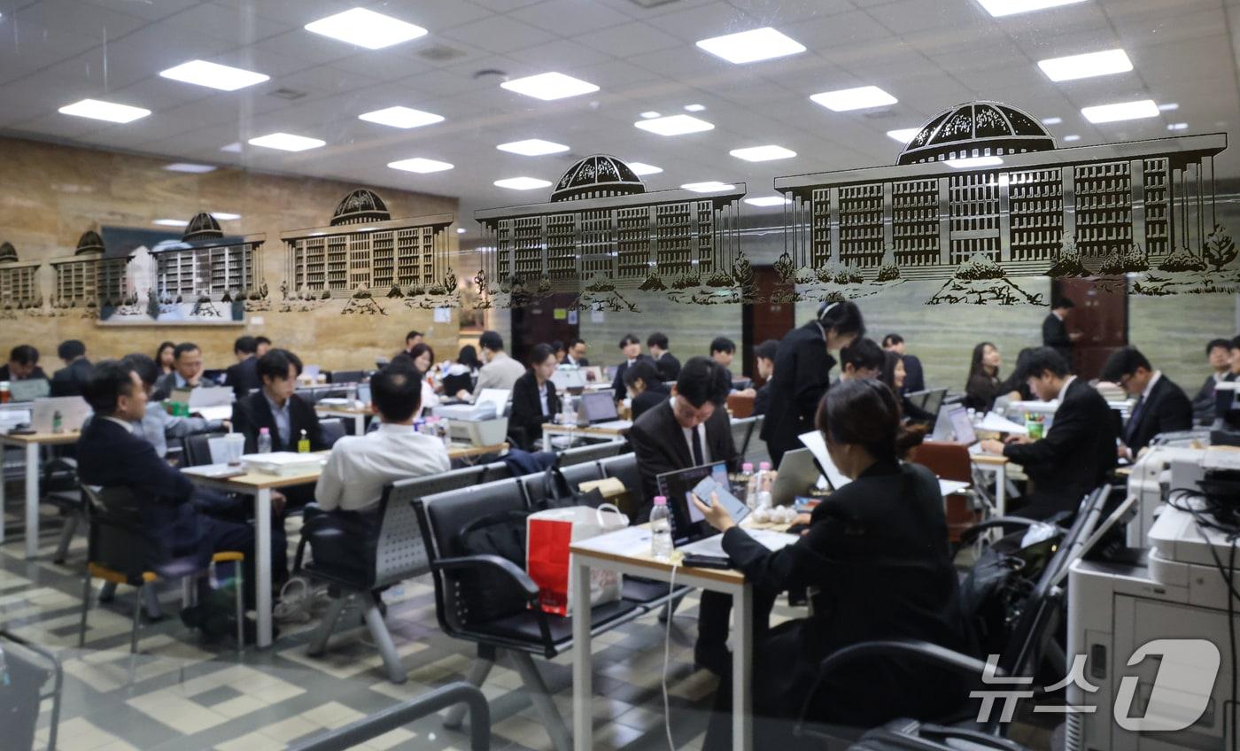 본문 이미지 - 2026년도 국회 국정감사가 시작된 6일 서울 여의도 국회 피감기관 대기실에 직원들이 대기하고 있다. 2026.10.6 ⓒ 뉴스1 김도우 기자
