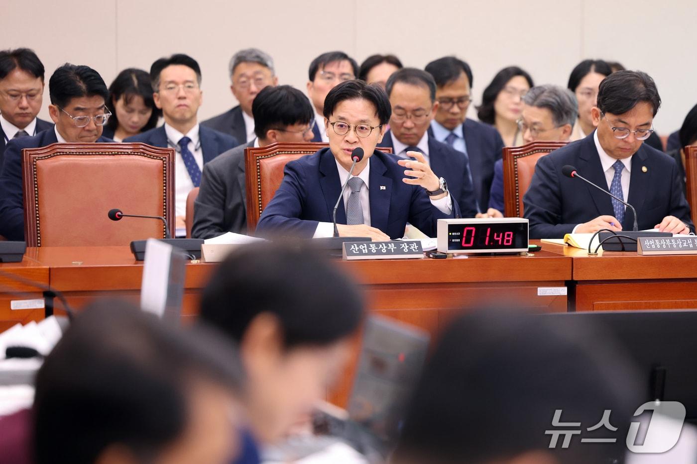 본문 이미지 - 김정관 산업통상부 장관이 서울 여의도 국회 산업통상자원중소벤처기업위원회에서 열린 산업부에 대한 국정감사에서 의원 질의에 답하고 있다. 2026.10.6 ⓒ 뉴스1 황기선 기자