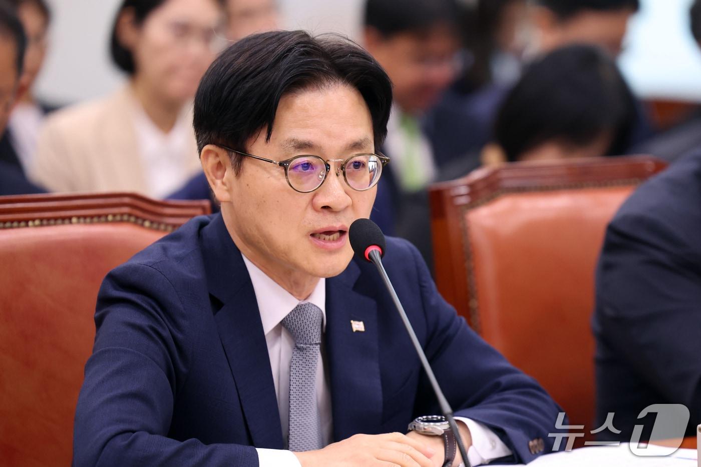 본문 이미지 - 김정관 산업통상부 장관이 6일 서울 여의도 국회 산업통상자원중소벤처기업위원회에서 열린 산업부에 대한 국정감사에서 의원 질의에 답하고 있다. 2026.10.6 ⓒ 뉴스1 황기선 기자