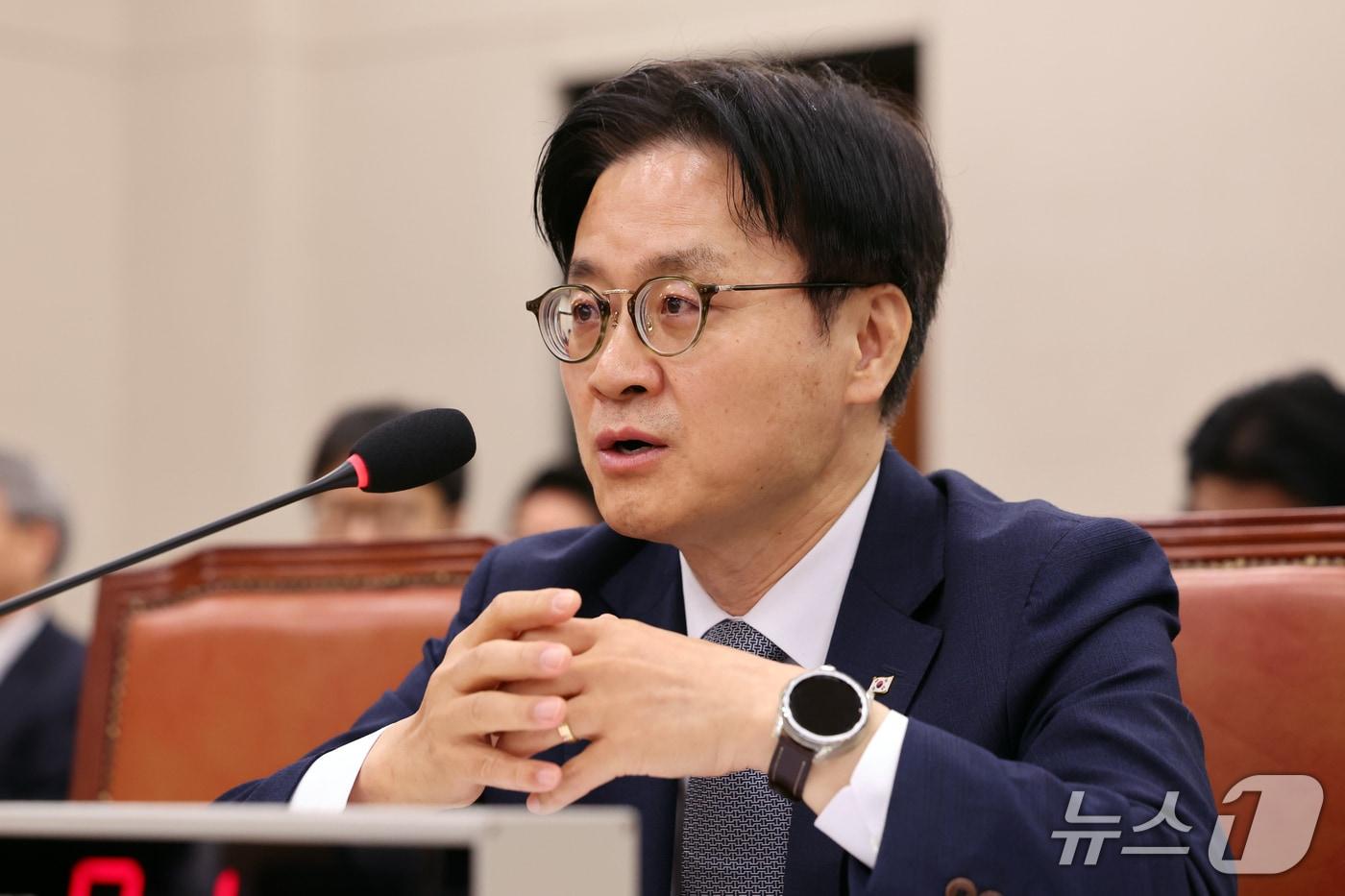 본문 이미지 - 김정관 산업통상부 장관이 6일 서울 여의도 국회 산업통상자원중소벤처기업위원회에서 열린 산업부에 대한 국정감사에서 의원 질의에 답하고 있다. 2026.10.6 ⓒ 뉴스1 황기선 기자
