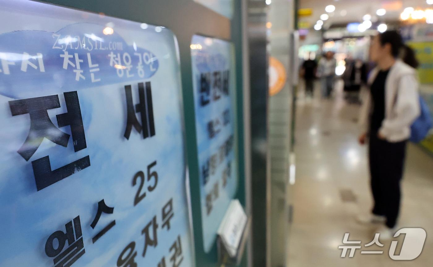 본문 이미지 - 서울 시내 한 부동산 중개업소에 게시된 전세 정보(사진은 기사 내용과 무관함) 2026.10.6 ⓒ 뉴스1 김진환 기자