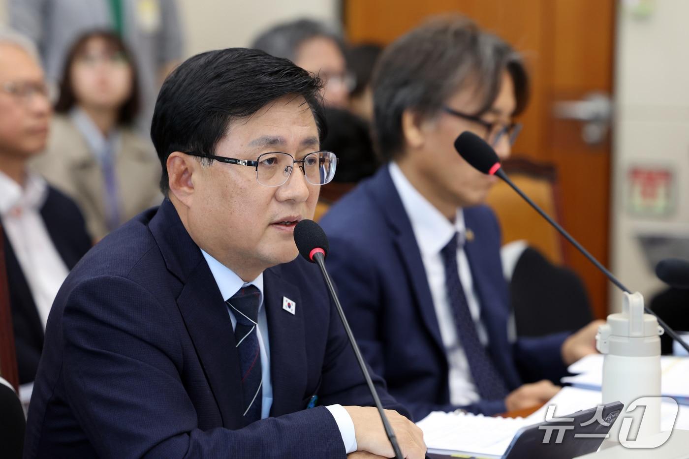 본문 이미지 - 김성환 기후에너지환경부 장관이 서울 여의도 국회 기후에너지환경노동위원회에서 열린 기후부 국정감사에서 의원 질의에 답하고 있다. 2026.10.6 ⓒ 뉴스1 황기선 기자
