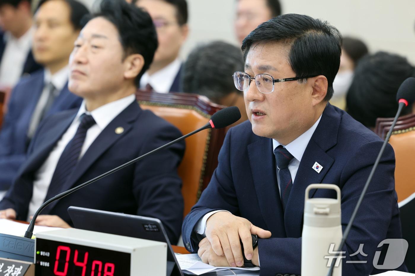 본문 이미지 - 김성환 기후에너지환경부 장관이 6일 서울 여의도 국회 기후에너지환경노동위원회에서 열린 기후부 국정감사에서 의원 질의에 답하고 있다. 2026.10.6 ⓒ 뉴스1 황기선 기자