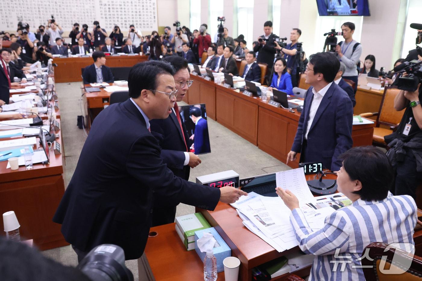 본문 이미지 - 지난 6일 서울 여의도 국회에서 열린 법제사법위원회의 대법원 등에 대한 국정감사. 2026.10.6 ⓒ 뉴스1 신웅수 기자