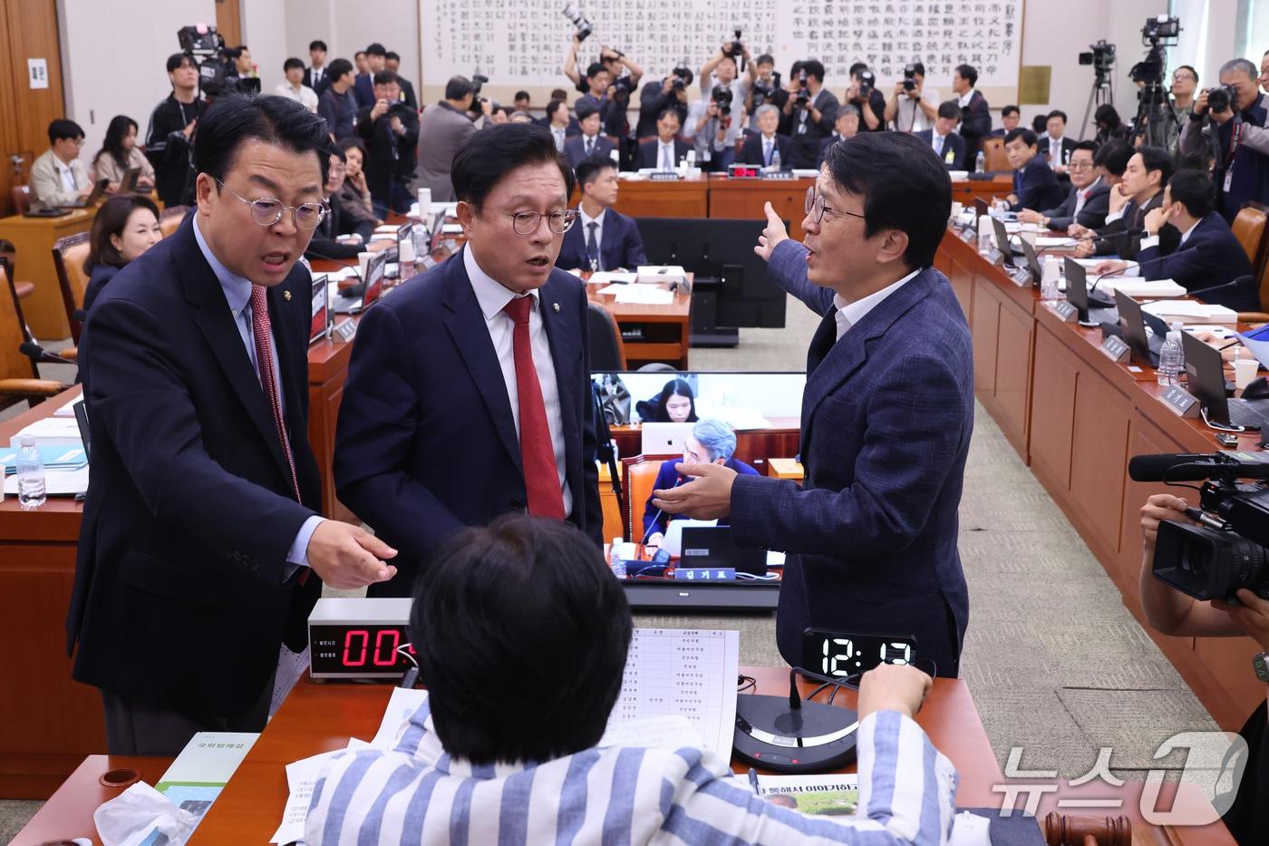본문 이미지 - 지난 6일 서울 여의도 국회에서 열린 법제사법위원회의 대법원 등에 대한 국정감사에서 국민의힘 의원들이 의사진행과 관련해 서영교 위원장에게 항의하고 있다. 2026.10.6 ⓒ 뉴스1 신웅수 기자