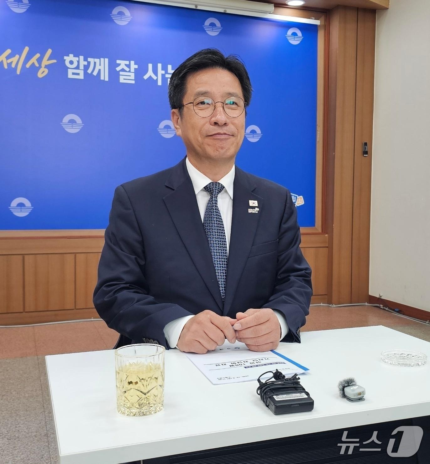 본문 이미지 - 정영두 김해시장이 6일 취임 100일을 맞아 시청 프레스센터에서 기자간담회를 진행하고 있다. 2026.10.6 ⓒ 뉴스1 박민석 기자