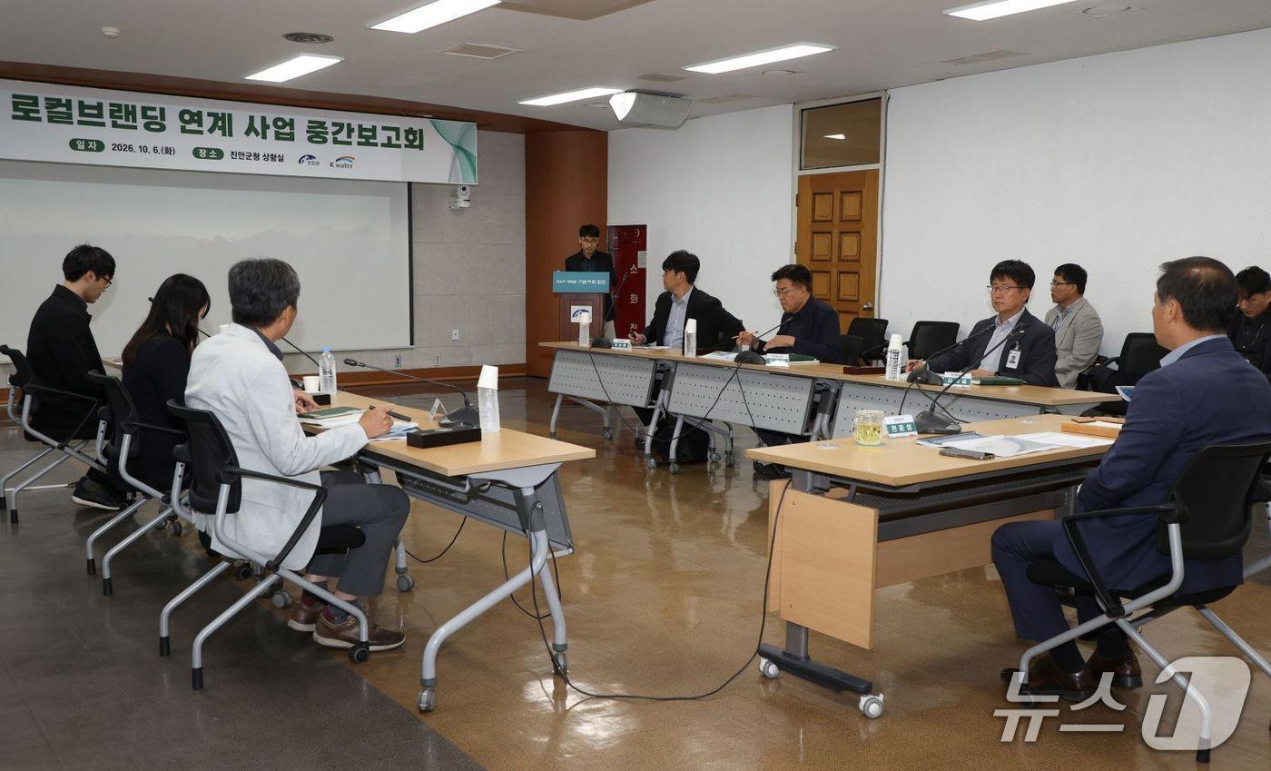 본문 이미지 - 6일 전북 진안군이 군청에서 '댐 로컬브랜딩 연계 트레저헌터 in 진안' 추진 결과와 '댐 로컬브랜딩 마스터플랜' 중간 보고회를 갖고 있다.(진안군 제공, 재판매 및 DB 금지)2026.10.6/뉴스1