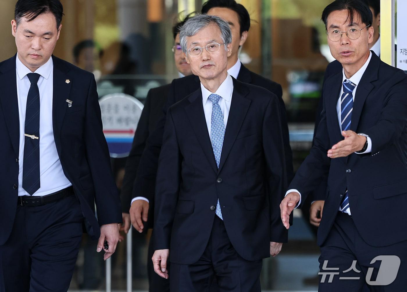 본문 이미지 - 조희대 대법원장이 6일 서울 여의도 국회에서 열린 법제사법위원회의 대법원 등에 대한 국정감사에 출석 후 국회를 나서고 있다. 2026.10.6 ⓒ 뉴스1 김도우 기자