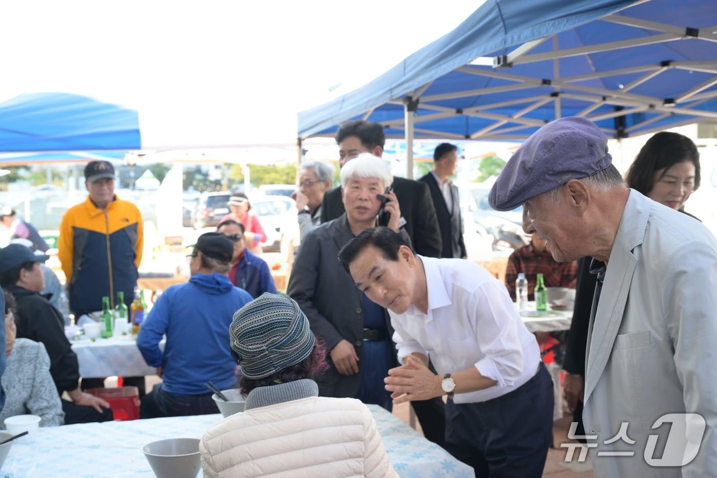 본문 이미지 - 논산시는 6일 논산시민운동장에서 효(孝)의 가치를 되새기는 '제30회 어르신의 날 기념행사'를 개최했다. (논산시 제공. 재판매 및 DB금지) /뉴스1