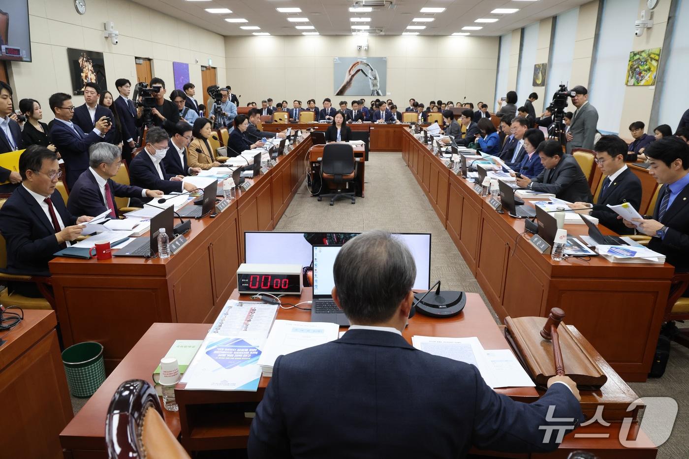 본문 이미지 - 송기헌 과방위원장이 6일 서울 여의도 국회 과학기술정보방송통신위원회에서 열린 과기부 등에 대한 국정감사에서 의사봉을 두드리고 있다. 2026.10.6 ⓒ 뉴스1 황기선 기자