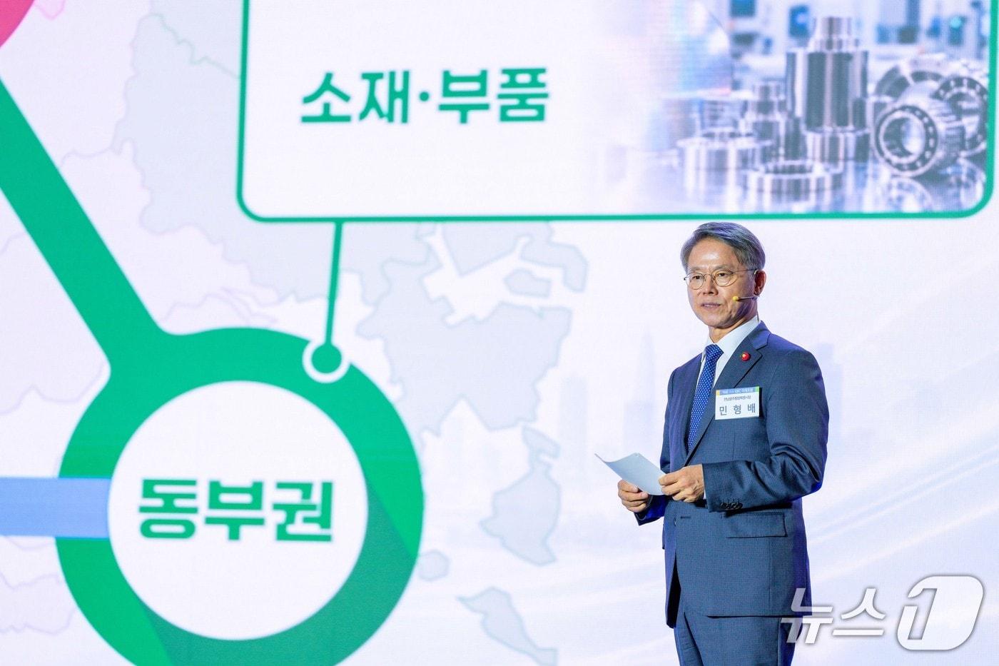본문 이미지 - 민형배 전남광주통합특별시장이 2026 미래포럼에서 '대한민국 산업지도를 바꾸는 통합특별시 100일'을 주제로 특별강연을 하고 있다. (전남광주통합특별시 제공. 재판매 및 DB 금지.)