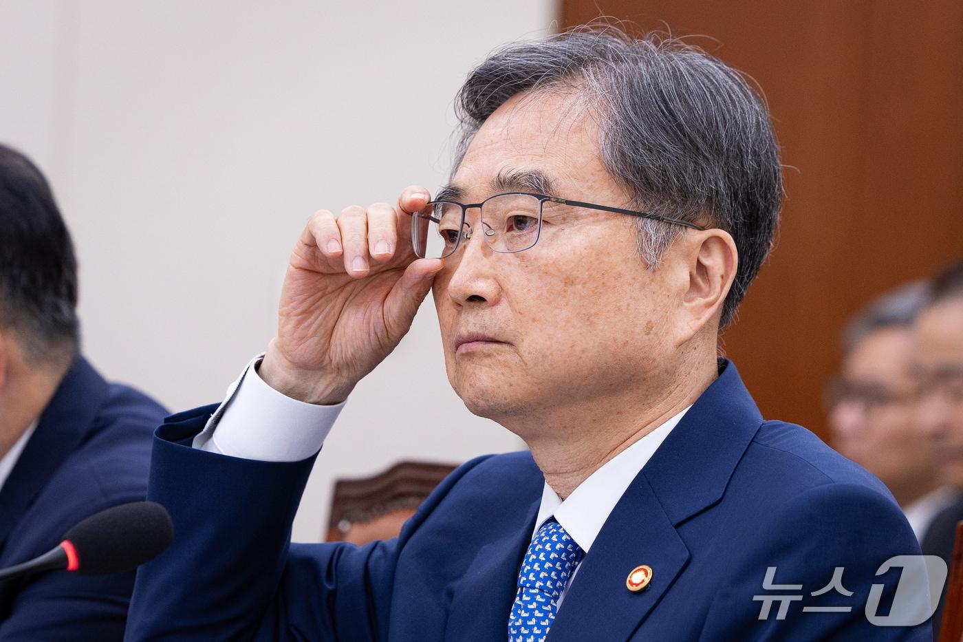 본문 이미지 - 조현 외교부 장관이 6일 서울 여의도 국회에서 열린 외교통일위원회의 외교부 등에 대한 국정감사에 출석해 안경을 고쳐 쓰고 있다. 2026.10.6 ⓒ 뉴스1 유승관 기자