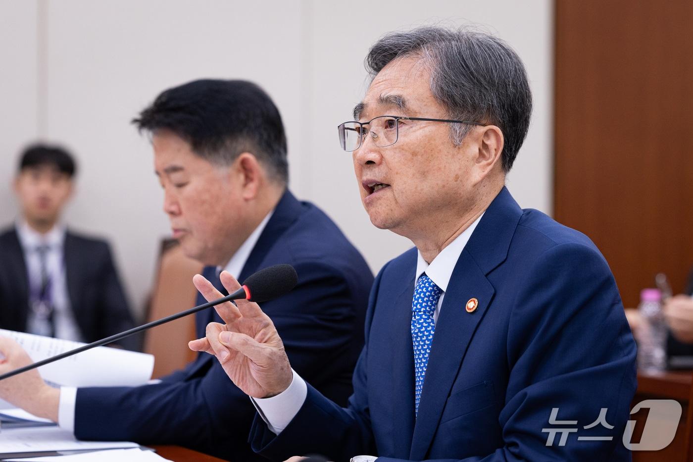 본문 이미지 - 조현 외교부 장관이 6일 서울 여의도 국회에서 열린 외교통일위원회의 외교부 등에 대한 국정감사에 출석해 의원 질의에 답하고 있다. 2026.10.6 ⓒ 뉴스1 유승관 기자