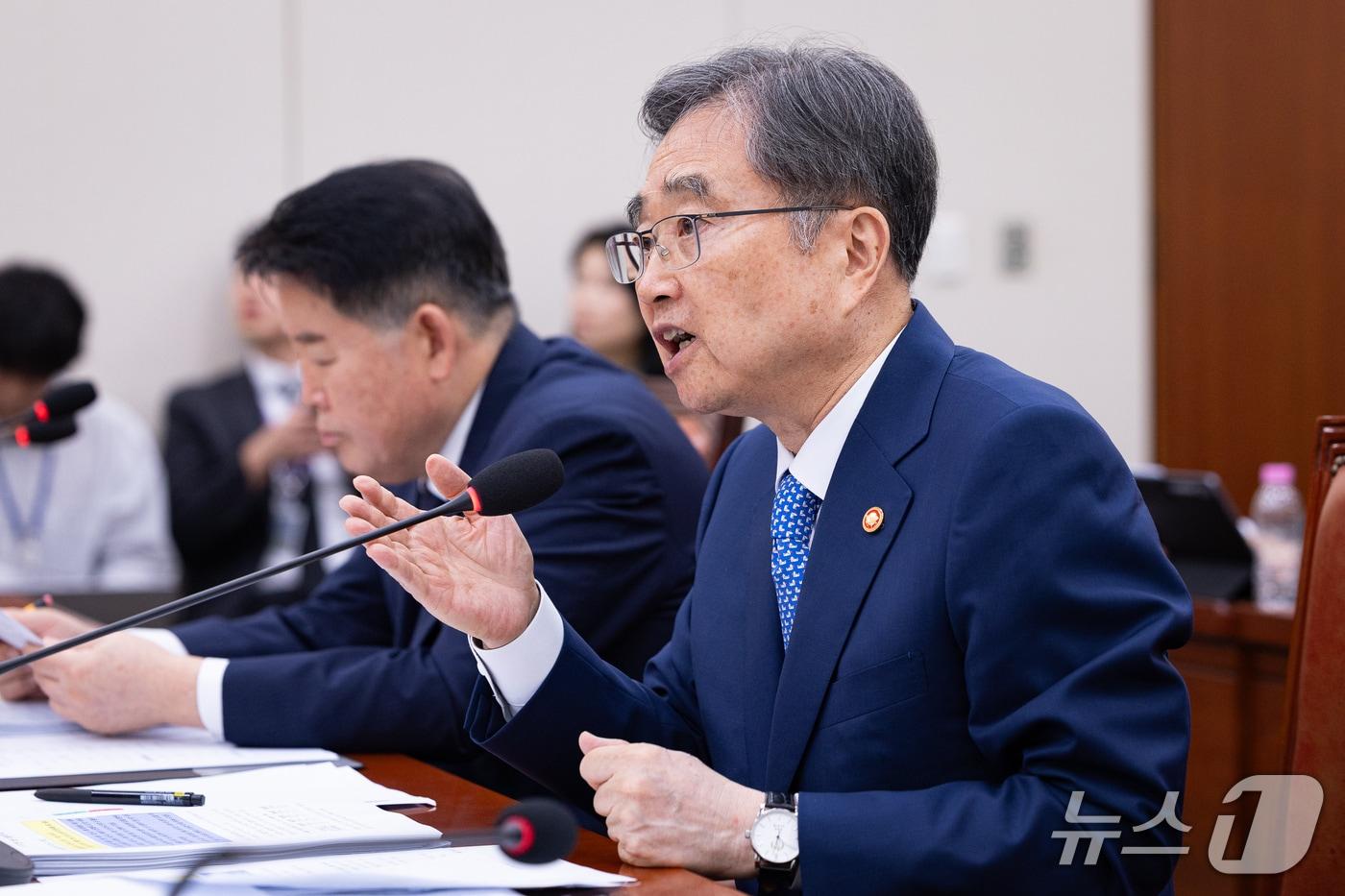 본문 이미지 - 조현 외교부 장관이 6일 서울 여의도 국회에서 열린 외교통일위원회의 외교부 등에 대한 국정감사에 출석해 의원 질의에 답하고 있다. 2026.10.6 ⓒ 뉴스1 유승관 기자