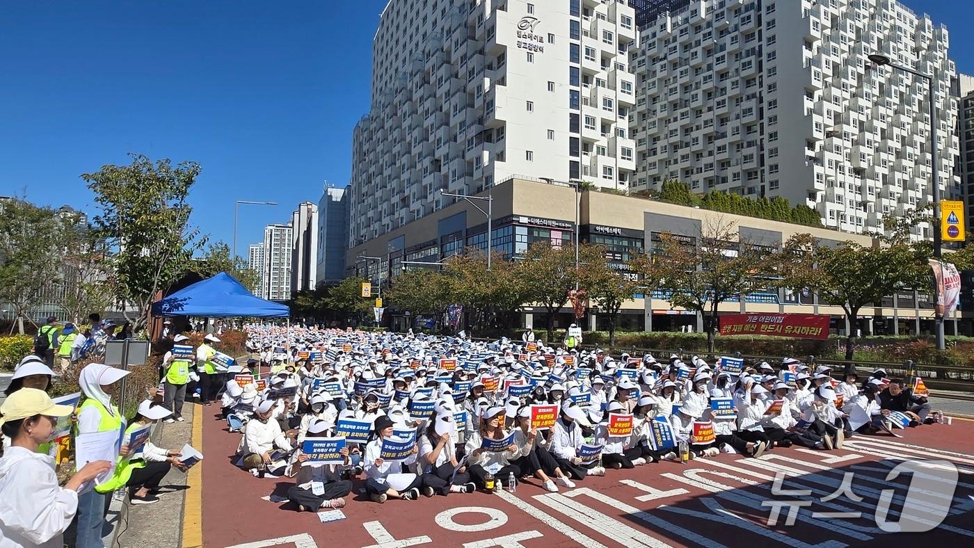 본문 이미지 - 경기도 어린이집연합회 '경기도 보육예산 정상화' 촉구 집회. 2026.10.06/뉴스1 ⓒ News1 배수아 기자