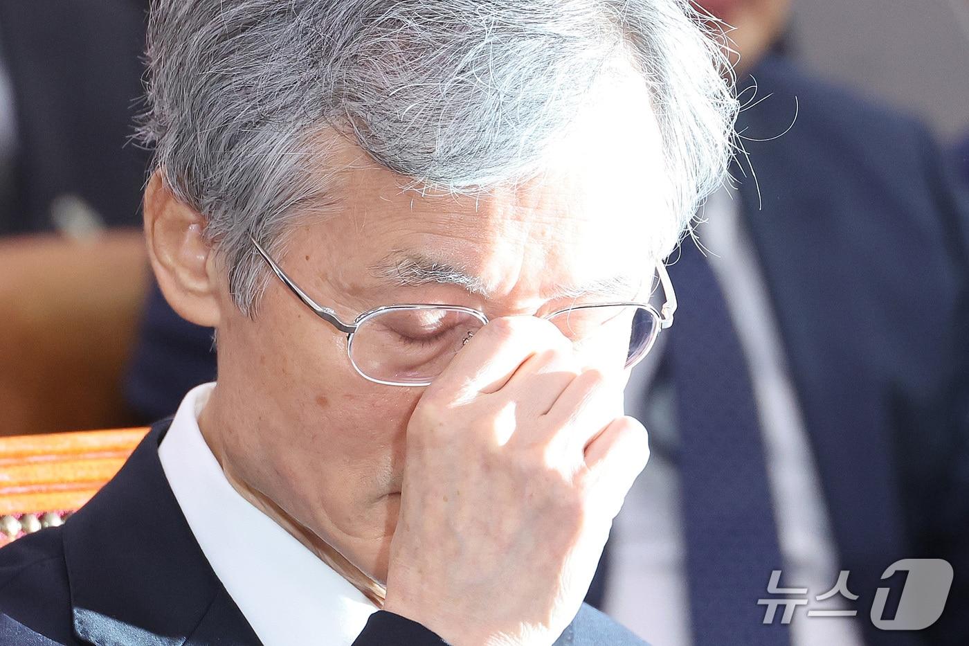 본문 이미지 - 조희대 대법원장이 6일 서울 여의도 국회에서 열린 법제사법위원회의 대법원 등에 대한 국정감사에서 안경을 고쳐 쓰고 있다. 2026.10.6 ⓒ 뉴스1 신웅수 기자