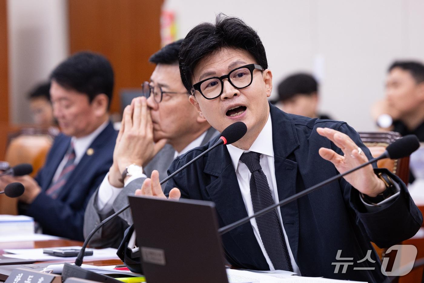 본문 이미지 - 한동훈 무소속 의원이 6일 서울 여의도 국회에서 열린 외교통일위원회의 외교부 등에 대한 국정감사에서 조현 외교부 장관에게 질의하고 있다. 2026.10.6 ⓒ 뉴스1 유승관 기자